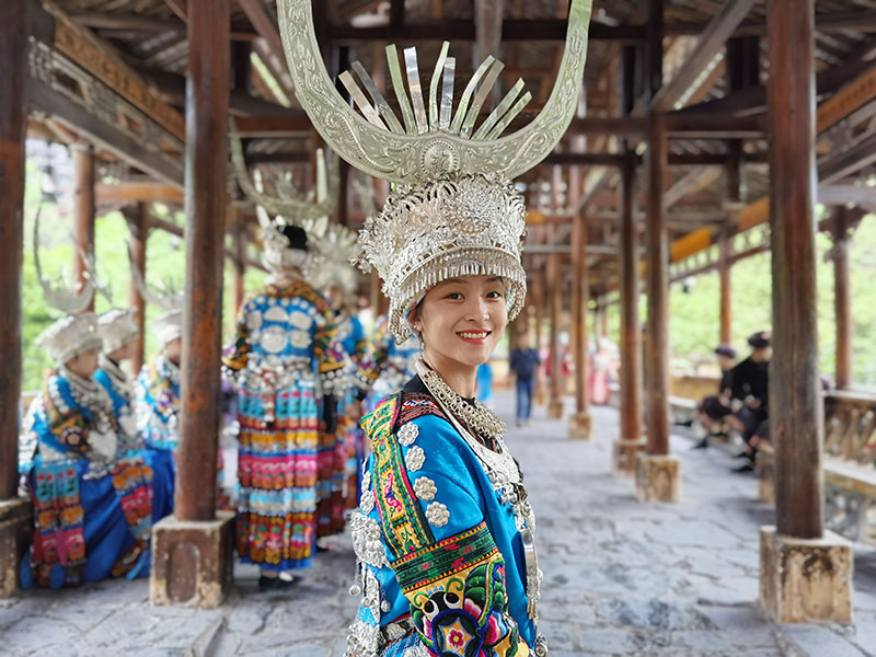 Les costumes riches et colorés des Miao