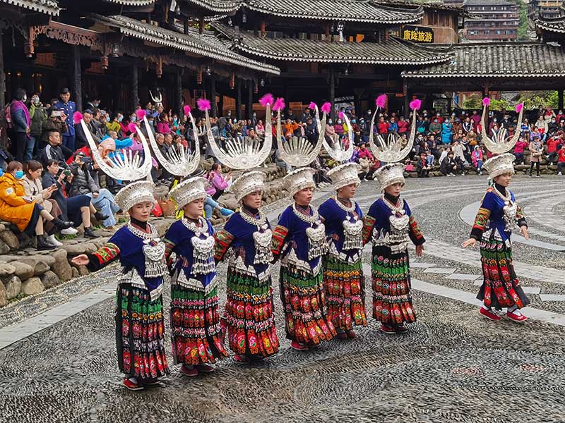 Les costumes riches et colorés des Miao