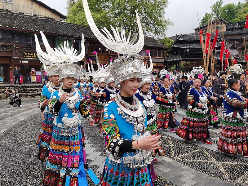 Les costumes riches et colorés des Miao