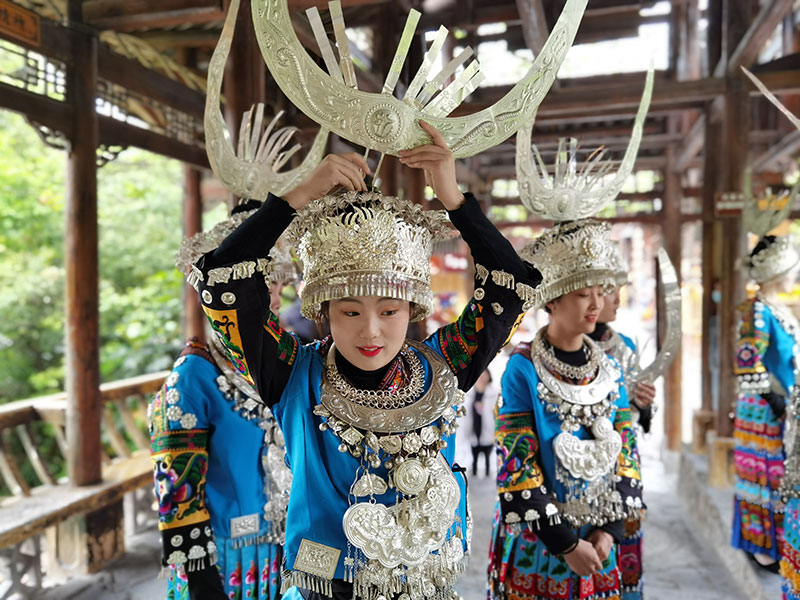 Les costumes riches et colorés des Miao