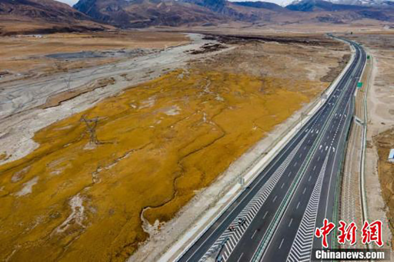 Découvrons la belle autoroute de haut niveau au Tibet