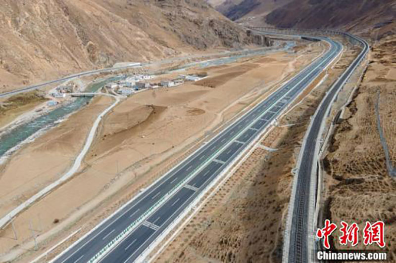 Découvrons la belle autoroute de haut niveau au Tibet