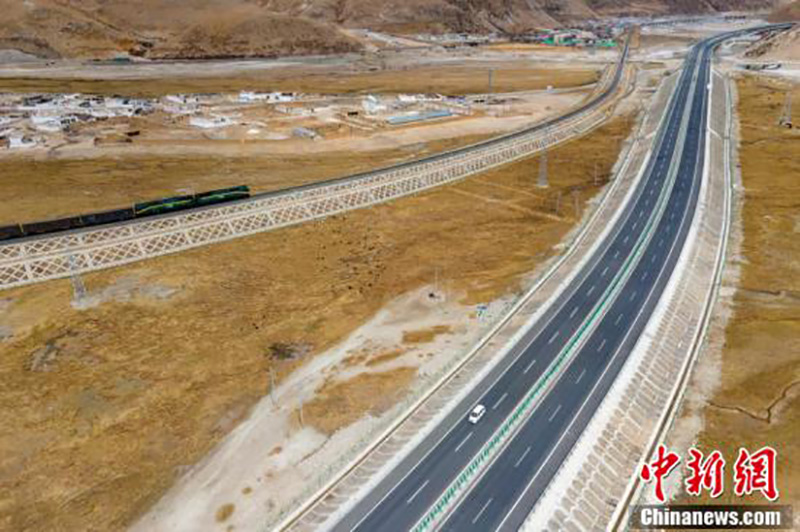 Découvrons la belle autoroute de haut niveau au Tibet