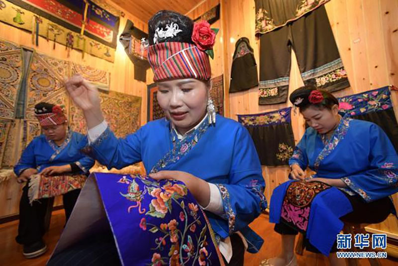 Shi Chuanying, artiste de broderie : de petites pièces brodées qui partent à la conquête d'un grand monde