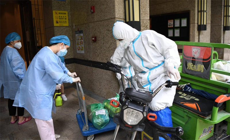 (COVID-19) Des bénévoles de lutte contre l'épidémie à Guangzhou