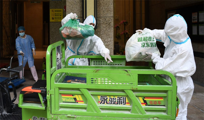 (COVID-19) Des bénévoles de lutte contre l'épidémie à Guangzhou