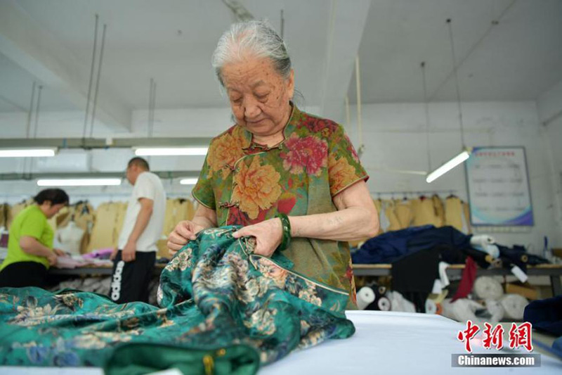 Une grand-mère de 86 ans du Hebei a passé la plupart sa vie en robe qipao traditionnelle