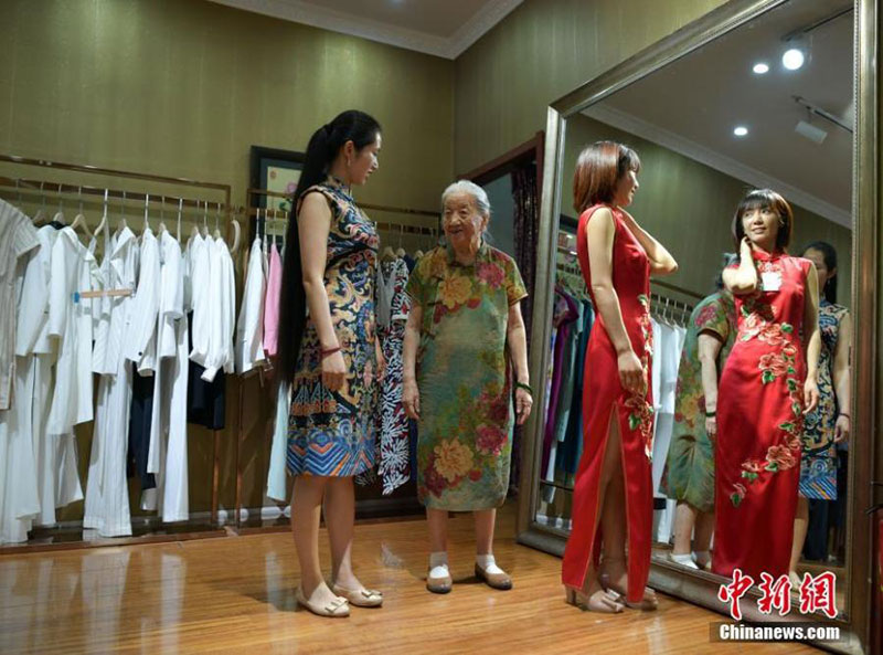 Une grand-mère de 86 ans du Hebei a passé la plupart sa vie en robe qipao traditionnelle