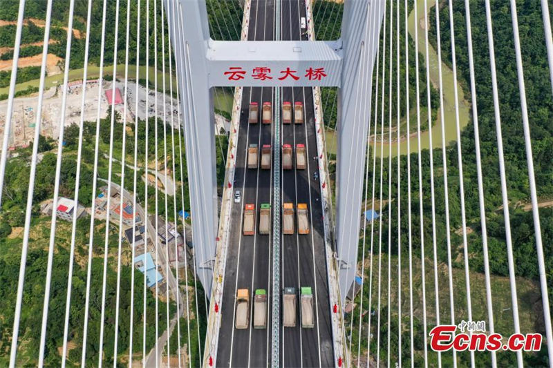 Un test de charge de 840 tonnes effectué sur le pont Yunwu dans la province du Guizhou