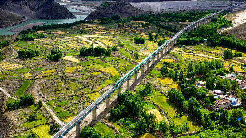 Le chemin de fer Lhassa-Nyingchi au Tibet entre officiellement en service