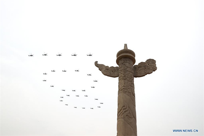 Des avions militaires survolent la place Tian'anmen en échelons pour marquer le centenaire du PCC