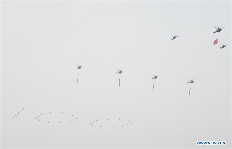 Des avions militaires survolent la place Tian'anmen en échelons pour marquer le centenaire du PCC