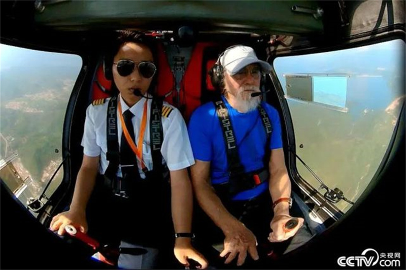 Un grand-père de 85 ans fait voler un avion, établissant le record du pilote chinois le plus agé