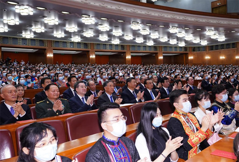 Des dirigeants chinois assistent à un gala consacré aux cultures des minorités ethniques