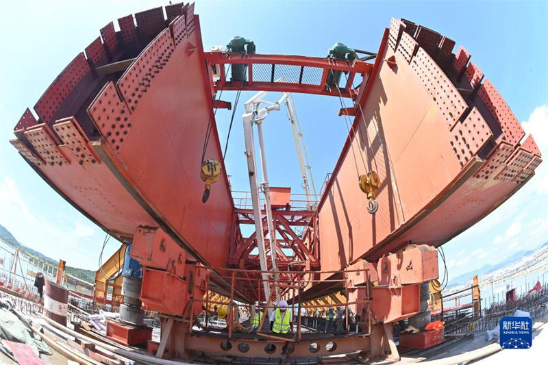 Le coffrage mobile de train à grande vitesse de la plus grande portée de la Chine est sur le point d'achever la première pose de poutres offshore