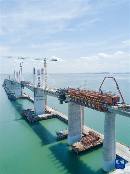 Le coffrage mobile de train à grande vitesse de la plus grande portée de la Chine est sur le point d'achever la première pose de poutres offshore