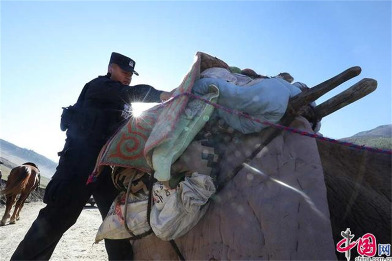 Xinjiang : la grande transhumance des bergers de l'Altay avec l'aide des policiers locaux