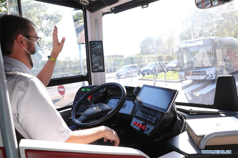 Essais sur route d'un bus autonome chinois à Paris