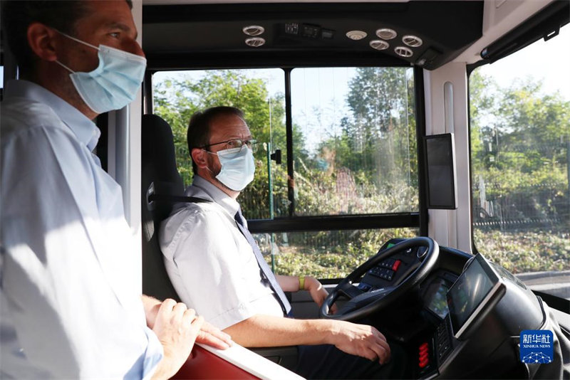 Essais sur route d'un bus autonome chinois à Paris