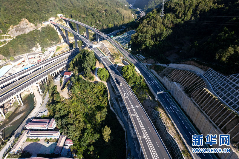 Comment une route stimule le développement du mont Jingshan, dans le Hubei