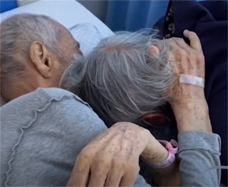 La scène d'un couple octogénaire devant ce lit d'h?pital est probablement le plus bel amour 