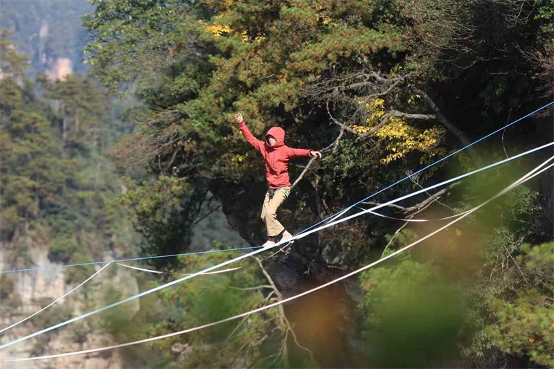 Les concurrents de slackline s'affrontent à 1 000 m d'altitude, au sommet des pics des forêts du site de Wulingyuan, dans le Hunan