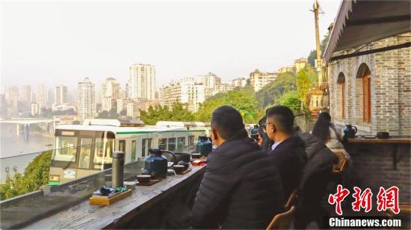 à Chongqing, un batiment centenaire est transformé en salon de thé, où le train léger peut ? fr?ler en passant ?