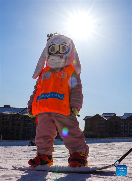 Les enfants s'amusent dans une station de ski du Jilin