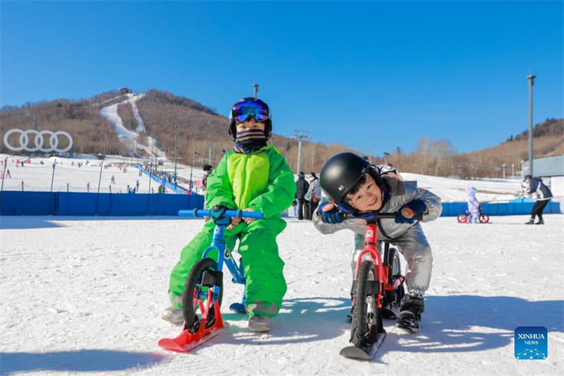 Les enfants s'amusent dans une station de ski du Jilin