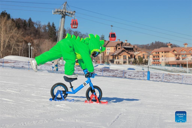 Les enfants s'amusent dans une station de ski du Jilin