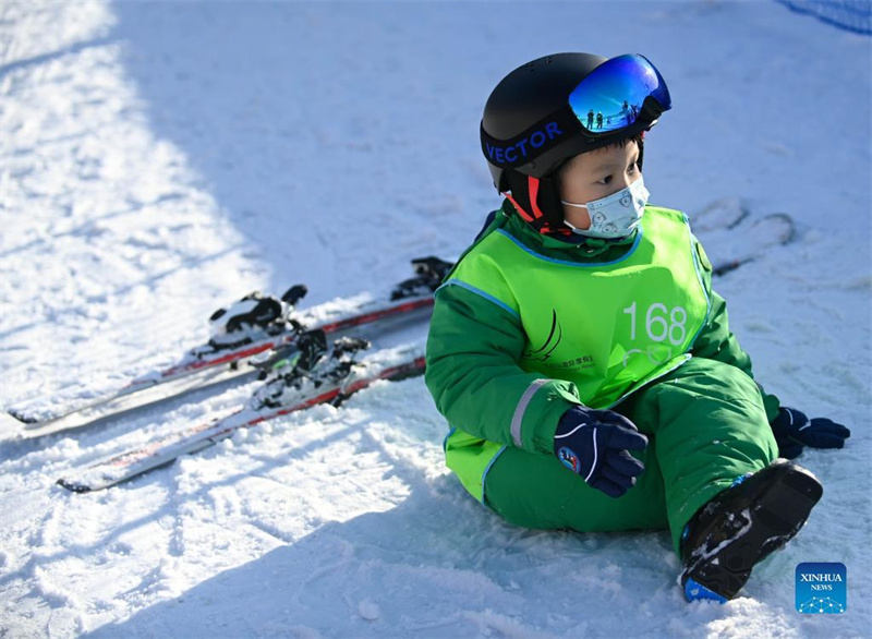 Les enfants s'amusent dans une station de ski du Jilin