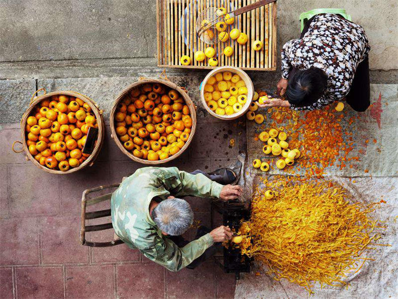 Le commerce prospère du kaki dans la campagne magnifique des Tulou du Fujian