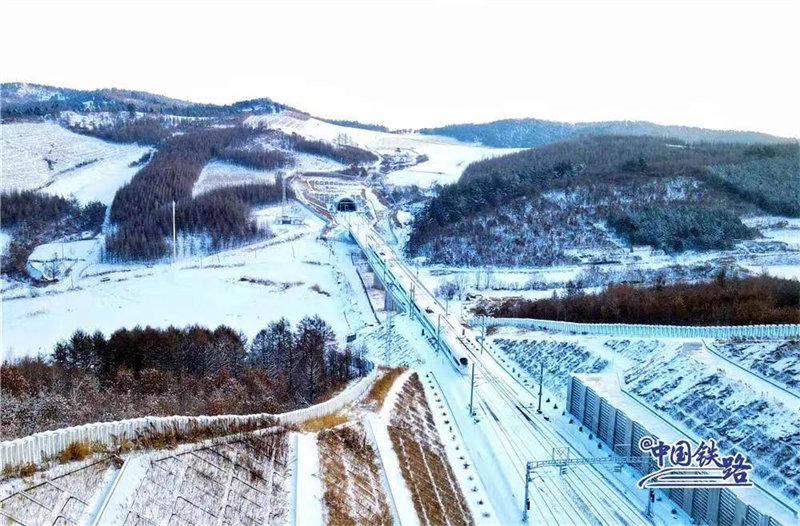 Deux magnifiques trains à grande vitesse mis en service en Chine aujourd'hui