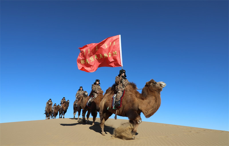 Un peloton civil patrouille la région frontalière de Mongolie intérieure à dos de chameau