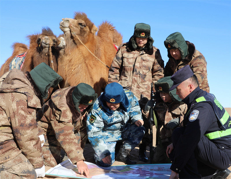 Un peloton civil patrouille la région frontalière de Mongolie intérieure à dos de chameau