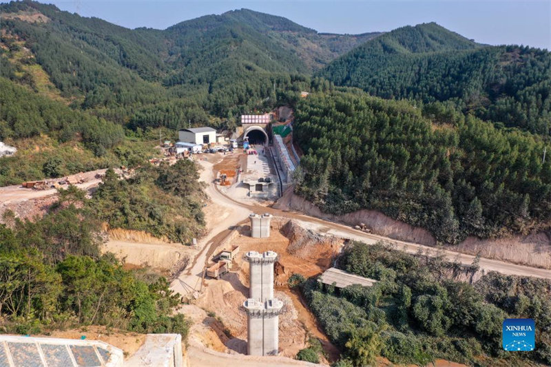 Le tunnel de Wang'an de la ligne à grande vitesse Nanning-Yulin percé