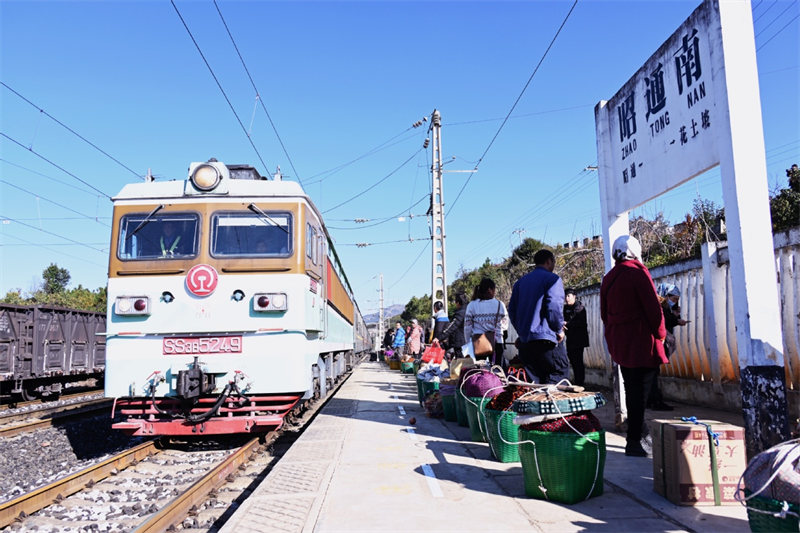 Un train de pommes apporte la prospérité aux agriculteurs du Yunnan