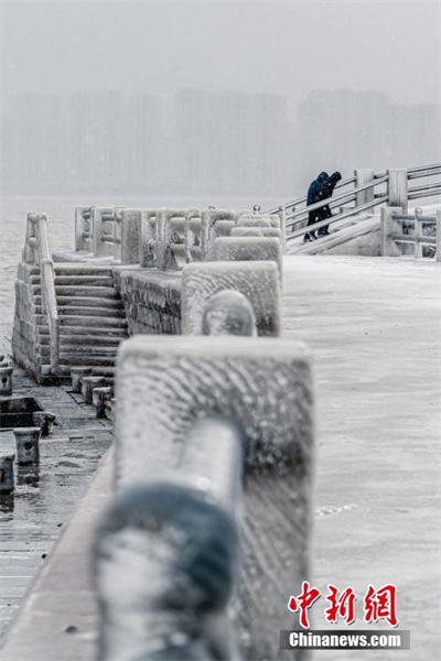 Shandong : à Weihai, le paysage de glace ressemble à un ? monde de glace et de neige ?