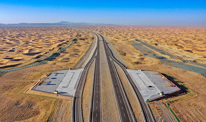 Ouverture de la première autoroute à travers le désert de Tengger, dans le nord-ouest de la Chine