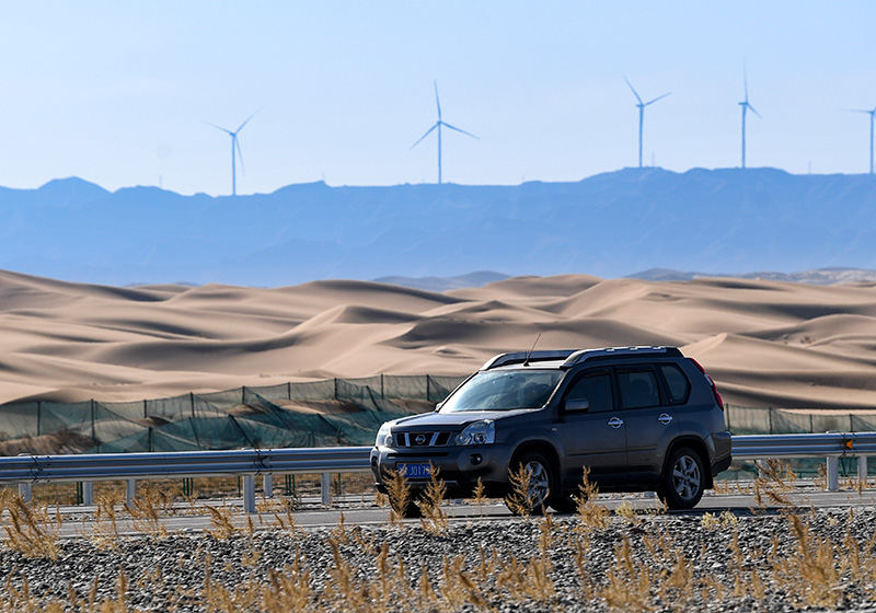 Ouverture de la première autoroute à travers le désert de Tengger, dans le nord-ouest de la Chine