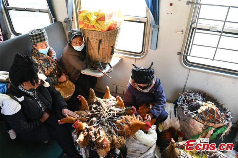 Des trains à basse vitesse traversent des montagnes de la province du Sichuan