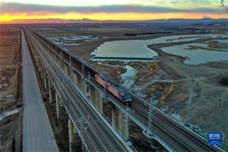 Une jeune gardienne patrouille sur un pont pour assurer la sécurité des transports pendant la Fête du Printemps