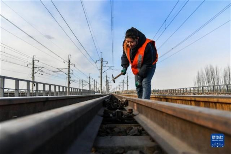 Une jeune gardienne patrouille sur un pont pour assurer la sécurité des transports pendant la Fête du Printemps