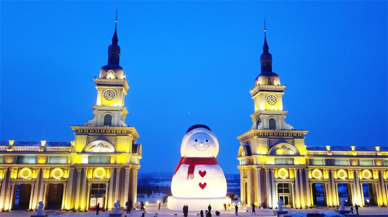 Comment est fait le bonhomme de neige géant de Harbin, envié par les internautes ?