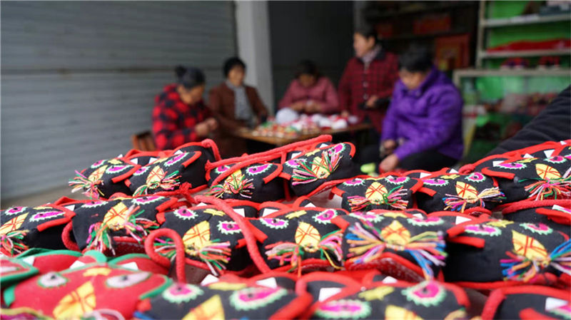 La couture des chaussures à tête de tigre pour célébrer l'Année du Tigre