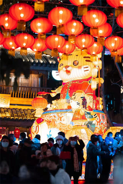 Chongqing : la lueur des lampes et de la lune illumine la ville montagneuse 