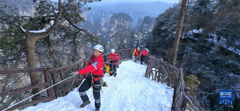 Hunan : des secouristes braves affrontent des montagnes enneigées