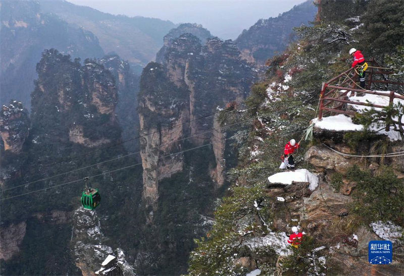 Hunan : des secouristes braves affrontent des montagnes enneigées