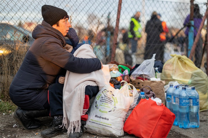 Des dizaines de milliers de réfugiés traversent la frontière polonaise pour fuir le conflit russo-ukrainien