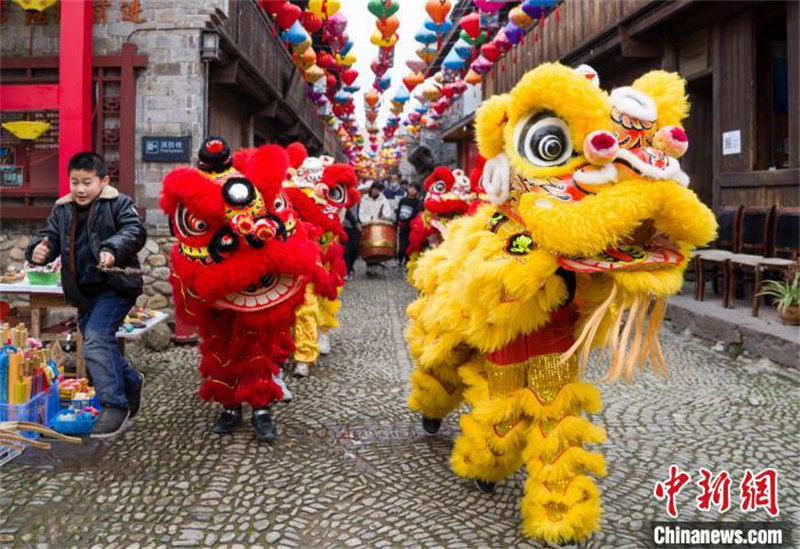 Les jeunes revitalisent la tradition de la danse du lion en Chine orientale